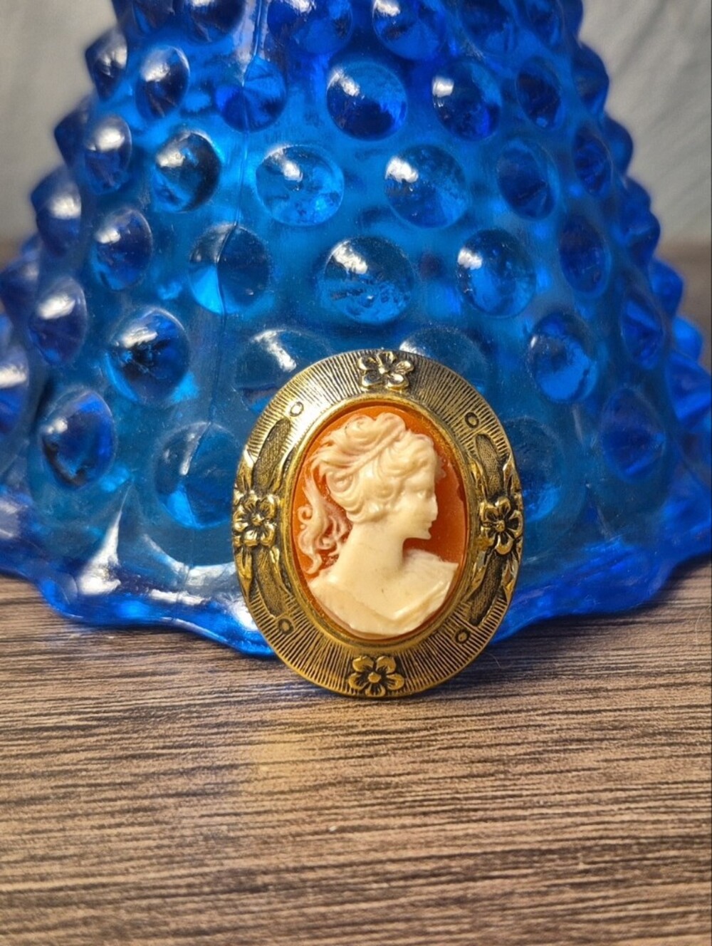 Vintage Cameo Brooch Gold-tone
